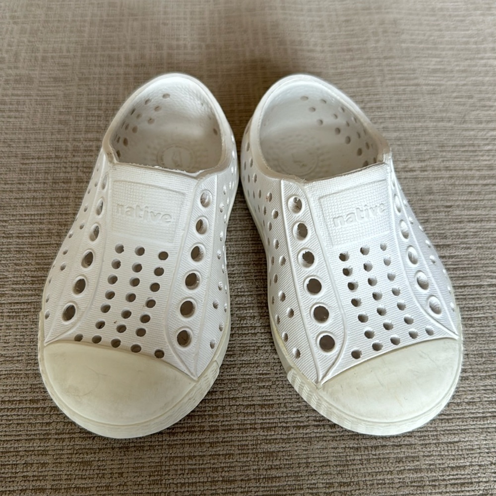 Native Jefferson size 4 white